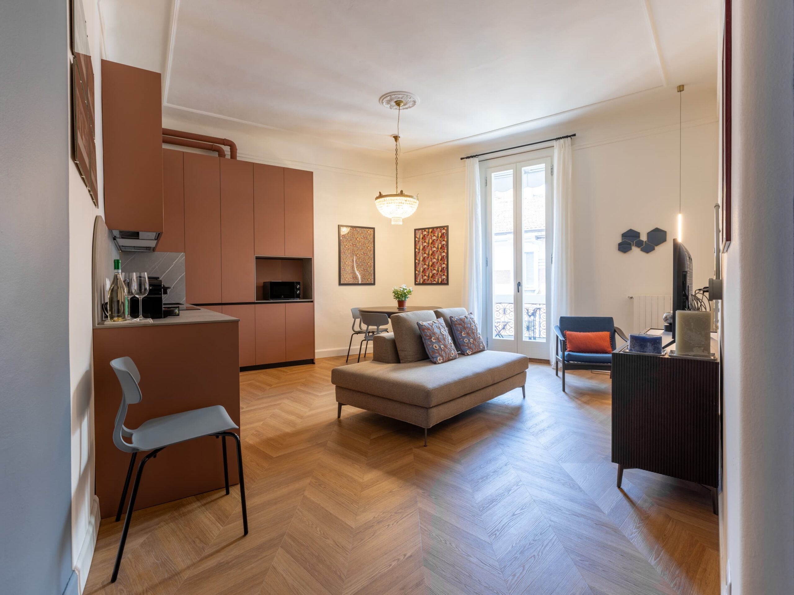 Soggiorno open space con parquet - Tesiness Suite Milano